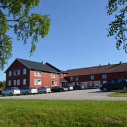 Das norwegische Gruppenhaus am See mit Zimmern mit Bad.