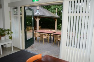 Terrasse und Grillplatz im niederländischen barrierefreien Gruppenhaus Follenhoegh