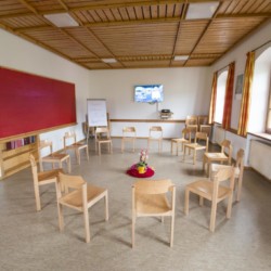 Gruppenraum im Freizeitheim Ering in Bayern für Jugendfreizeiten