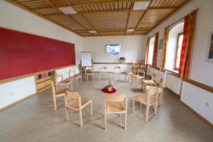 Gruppenraum im Freizeitheim Ering in Bayern für Jugendfreizeiten