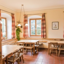 Speisesaal im Gruppenhaus Ering in Bayern für Jugendfreizeiten