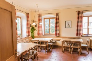 Speisesaal im Gruppenhaus Ering in Bayern für Jugendfreizeiten