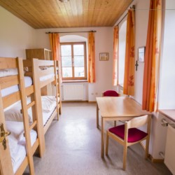 Vierbettzimmer im Gruppenhaus Ering in Bayern für Kinderfreizeiten