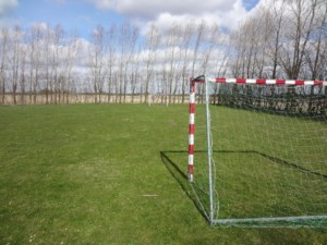 Der Fußballplatz im dänischen Freizeitheim Haervejens Leirskole für große Gruppen.