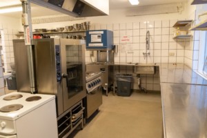 Die große Profi-Küche im dänischen Freizeitheim Haervejens Leirskole für große Gruppen.