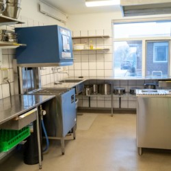 Die große Profi-Küche im dänischen Freizeitheim Haervejens Leirskole für große Gruppen.