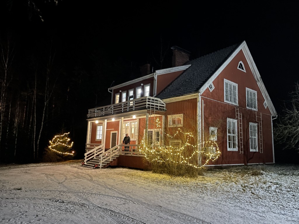 Das finnische Gruppenhaus Vanamola für Kinder und Jugendfreizeiten am See.