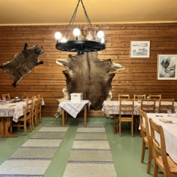 Speisesaal im finnischen Freizeithaus Vanamola für Kinder und Jugendgruppen am See.