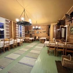 Der Speisesaal im finnischen Freizeithaus Vanamola für Kinder und Jugendgruppen am See.