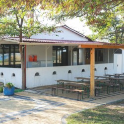 Cafeteria im griechischen Feriencamp für Jugendfreizeiten direkt am Meer