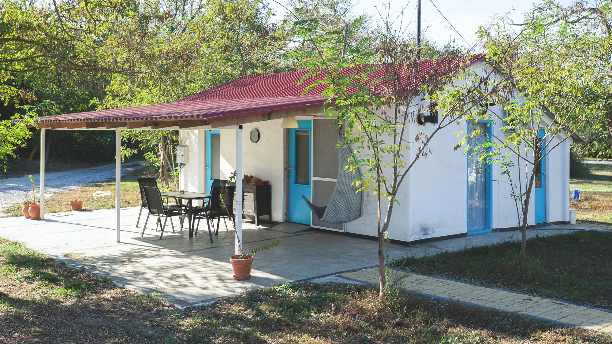 Schlafhaus im griechischen Feriencamp für Jugendfreizeiten direkt am Meer