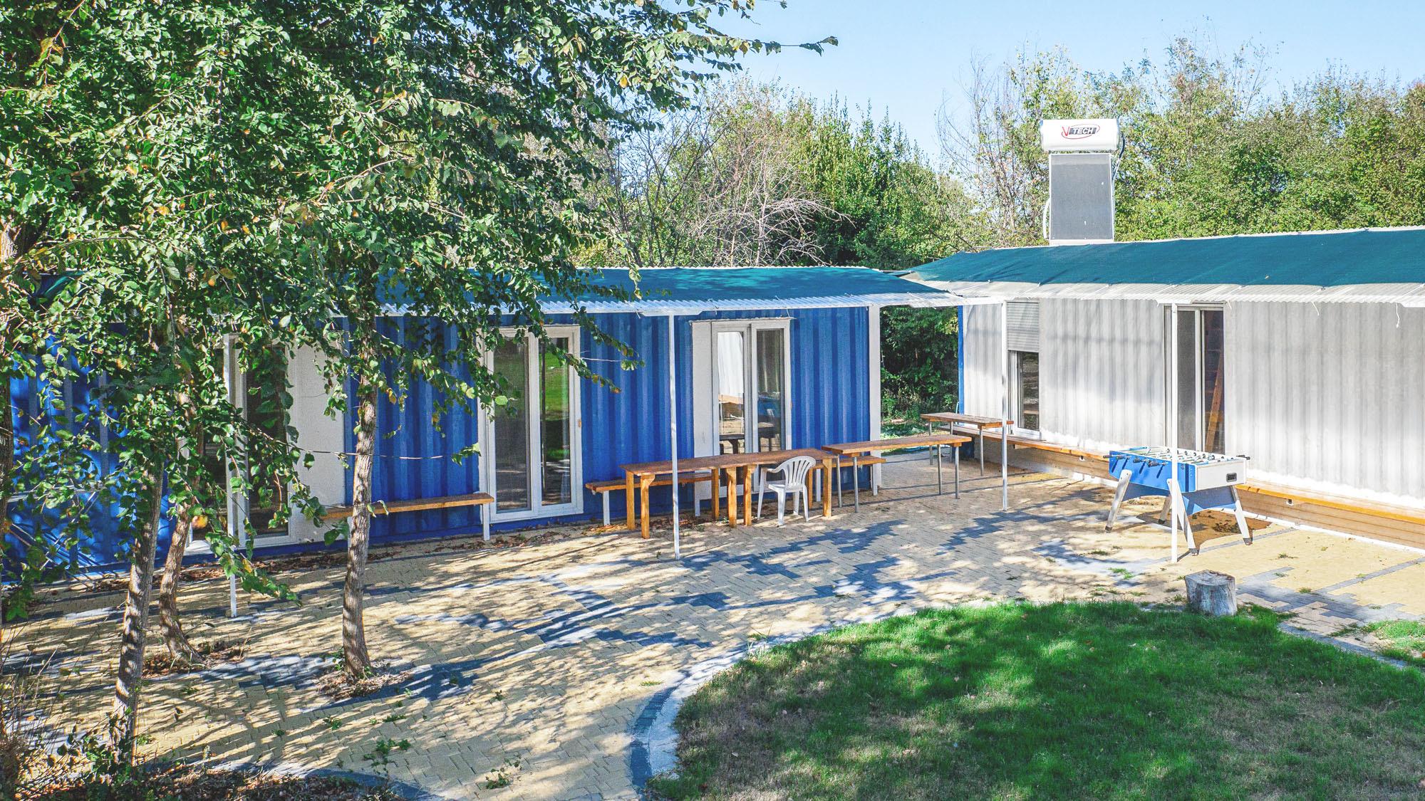 Schlafhaus im griechischen Feriencamp für Jugendfreizeiten direkt am Meer
