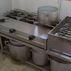 Selbstversorger-Küche im griechischen Feriencamp für Jugendfreizeiten direkt am Mittelmeer