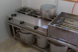 Selbstversorger-Küche im griechischen Feriencamp für Jugendfreizeiten direkt am Mittelmeer