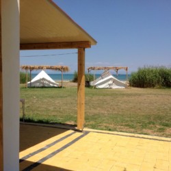 Zelte im griechischen Feriencamp für Jugendfreizeiten direkt am Meer