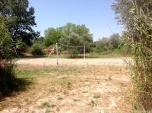 Volleyballfeld am griechischen Feriencamp für Jugendfreizeiten direkt am Meer