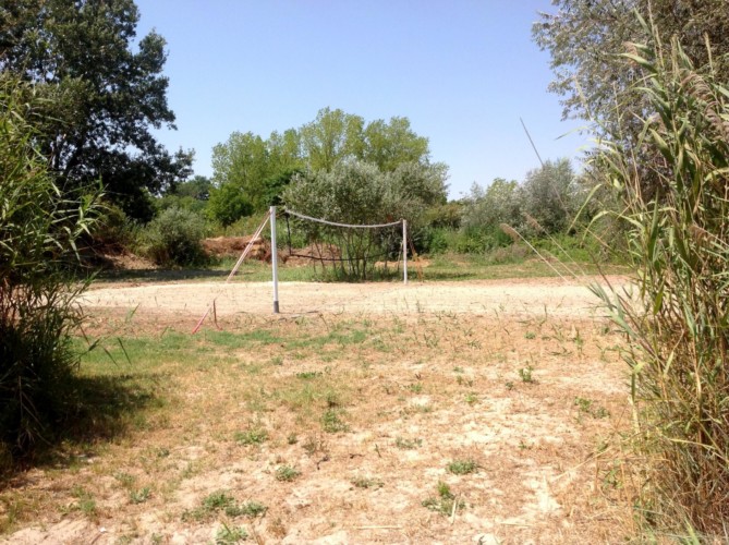 Volleyballfeld am griechischen Feriencamp für Jugendfreizeiten direkt am Meer