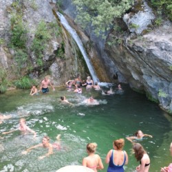 Baden im Wasserfall beim griechischen Feriencamp für Jugendfreizeiten direkt am Mittelmeer