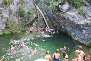 Baden im Wasserfall beim griechischen Feriencamp für Jugendfreizeiten direkt am Mittelmeer
