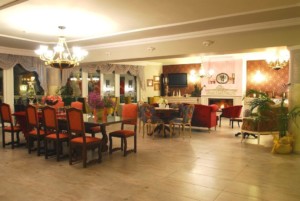 GRVO Der Salon mit Meerblick im Rolli-Hotel Villa Olymp in Griechenland.
