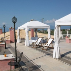GRVO Die Dachterrasse des griechischen Rolli-Hotels Villa Olymp am Meer.