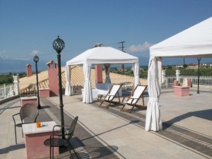 GRVO Die Dachterrasse des griechischen Rolli-Hotels Villa Olymp am Meer.