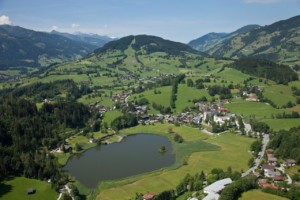 Der Höllwarthof liegt im kleinen Örtchen Goldegg in Österreich.