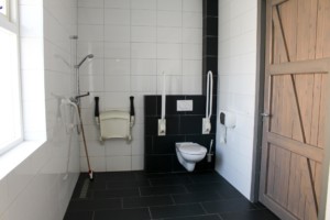 Barrierefreies Badezimmer im Gruppenhaus Hoeve für behinderte Menschen in den Niederlanden
