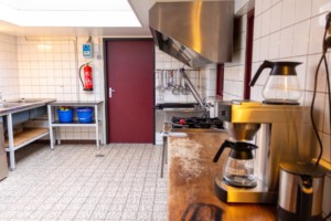 Küche im Jugendfreizeitheim Zwerfsteen in den Niederlanden