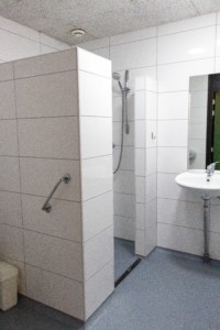 NLZB Badezimmer im niederländischen Freizeithaus Benelux für Behindertengruppen