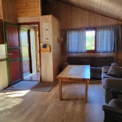 Aufenthaltsraum und Wohnzimmer in der Hütte Fjellbu in Undeland in Norwegen.