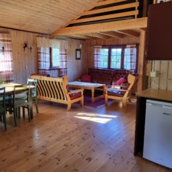 Aufenthaltsraum und Wohnzimmer in der Hütte Høgbu in Undeland in Norwegen