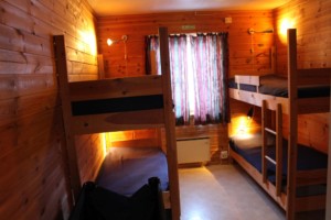 Vierbettzimmer mit Etagenbetten im skandinavischen Freizeitheim Omlid.