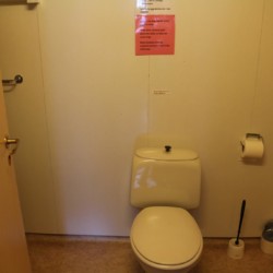 noom Sanitäre Anlagen, Duschen und Toiletten im norwegischen Gruppenhaus Omlid