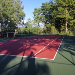 Tennisplatz bei Haus Idrottsgården in Schweden