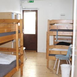 Die Schlafzimmer mit Etagenbetten im Freizeithaus Brittebo Lägergård in Schweden.