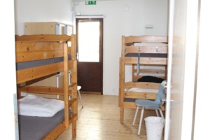 Die Schlafzimmer mit Etagenbetten im Freizeithaus Brittebo Lägergård in Schweden.
