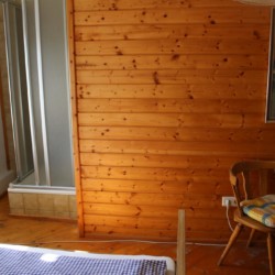 Doppelzimmer mit Dusche im österreichischen Jugendfreizeitheim Höllwarthof