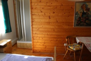 Doppelzimmer mit Dusche im österreichischen Jugendfreizeitheim Höllwarthof