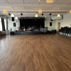 Seminarraum mit Bühne im Haus Gulsrud Leirstend in Norwegen.