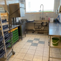 Die Küche mit profi-Spülmaschine im Haus Gulsrud Leirsted in Norwegen.