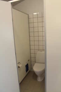 Toiletten im dänischen Gruppenhaus Rolandhytten