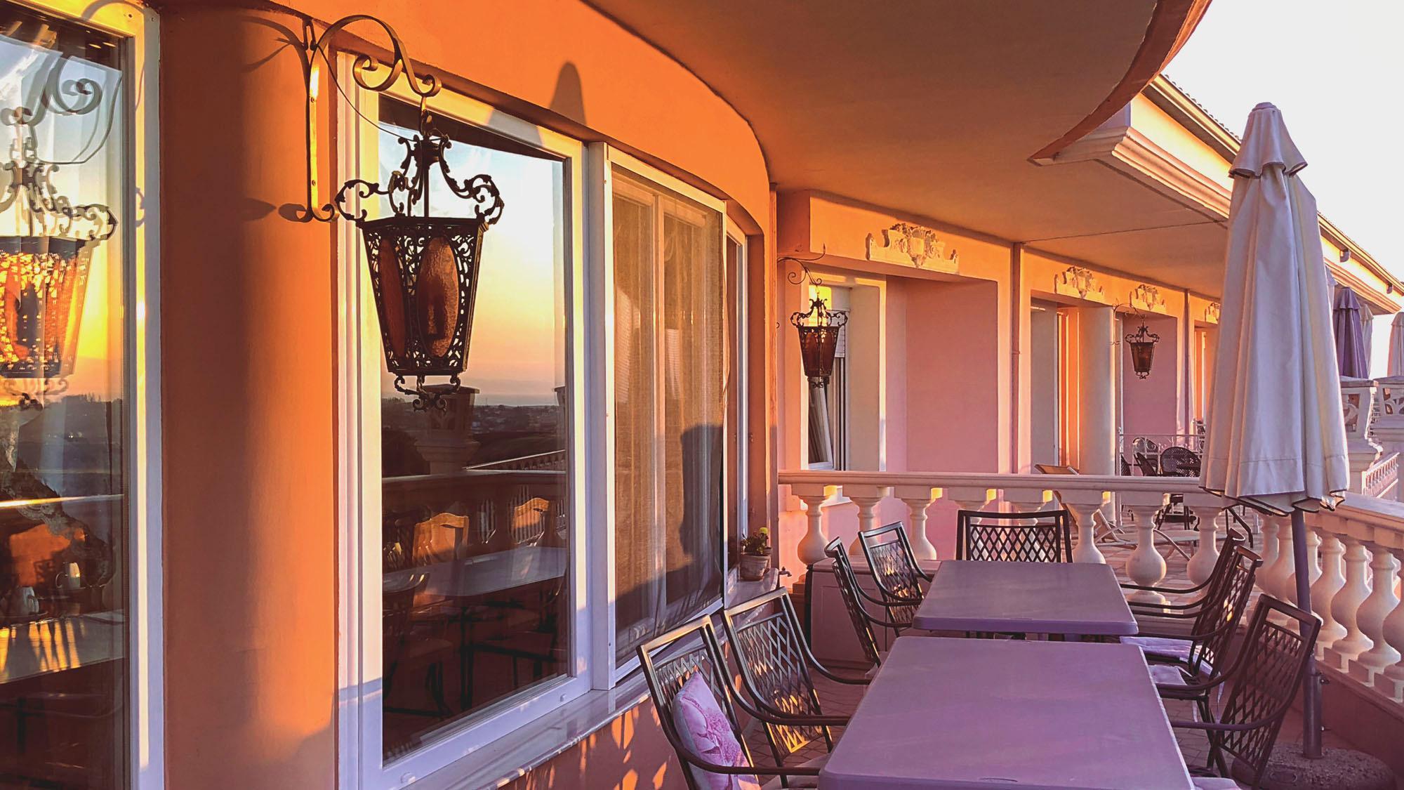 GRVO Salon mit Meerblick im Rolli-Hotel Villa Olymp in Griechenland.