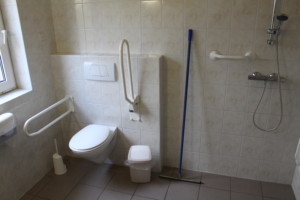 Ein rolligerechtes Badezimmer im niederländischen Gruppenhaus Bakhuis.