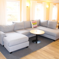 Sitzecke mit Sofa im Haus Ralingsasgarden in Schweden