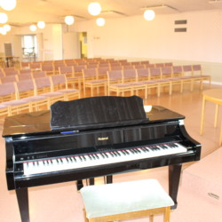 Gruppenraum mit Klavier in Ralingsåsgården in Schweden.