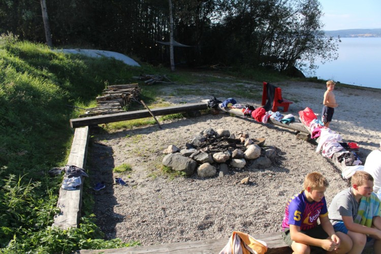 nogu Das norwegische Gruppenhaus am See mit Badesteg und Lagerfeuerstelle