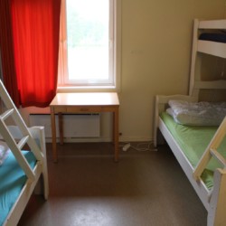 Zimmer im norwegischen Gruppenhaus in der Nähe von einem See mit Badestelle Haraset.
