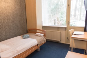 Einzelzimmer im Gruppenhotel Fredeshiem für behinderte Menschen in den Niederlanden