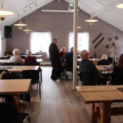 Speisesaal im norwegischen Gruppenhaus für große Gruppen.